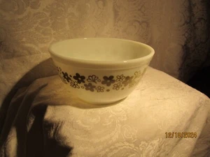 Pyrex Spring Blossom Green Pattern Nesting Bowl  1 1/2 Quart No 402 Made in USA - Picture 1 of 7