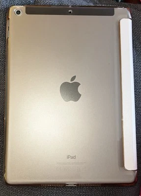 Apple iPad 5.Gen 128 GB Wifi+Cell. 9,7 Zoll Spacegrau, Zustand 🔝 nur lädt nicht - Bild 1 von 4