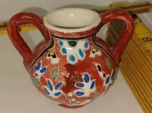 Miniaturvase mit doppeltem Griff Blumenmuster 3" hoch x 3" breit. HK signiert. - Bild 1 von 5