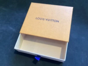 CAJA LOUIS VUITTON VACÍA 5 X 5,875 X 1,75 PULGADAS - Imagen 1 de 2