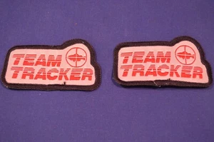 2 Vintage Team Tracker Bass Boote Patch, grau & rot, neu aus altem Lagerbestand - Bild 1 von 2