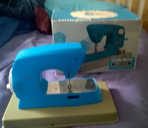 LITTLE BETTY SEWING MACHINE DEBUTANTE WITH ORIGINAL BOX. - Picture 1 of 14