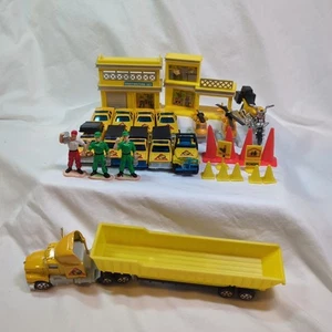 Vintage Construction Play Set Diecast Plastic Bottom Police Helicopter Trailer - Imagen 1 de 14