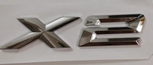 CROMO X2 RICAMBIO PER BMW X 2 BAULE BADGE DECALCOMANIA EMBLEMA COPERCHIO TARGHETTA POSTERIORE - Foto 1 di 1