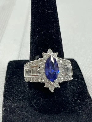 Anillo de diamantes de imitación de zafiro de laboratorio de ley 925 de diseño RP Foto 1 de 4