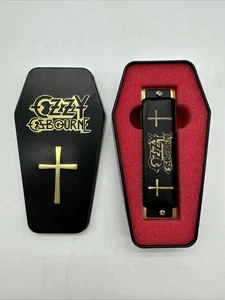Hohner M666 Ozzy Osbourne Tonart C Mundharmonika Sarg Box, schwarz-gold - Bild 1 von 1