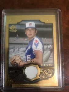 Phil Niekro 2006 Legendary Cuts Materials Gold Game Used Memorabilia 077/225