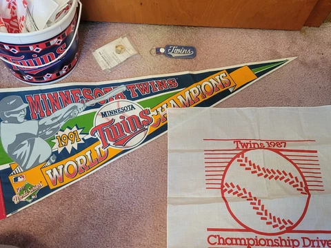 MLB 1991 Minnesota Twins Set Of Baseball Pennant, Ring, Keychain, Bucket, Hankys Cover
