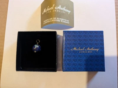 Colgante con dije globo incrustación piedra lapislázuli azul Michael Anthony oro 14K 3 g Foto 1 de 4