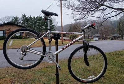 Bicicleta de montaña Trek 4500 de colección, plateada, aluminio, cuadro de 18 pulgadas, rueda de 26 pulgadas Foto 1 de 4