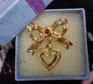 Vtg Estate Jewelry ~ Goldtone RED Rhinestone BOW & DANGLE HEART Pin ~ 1" x 1-1/8 - Picture 1 of 3