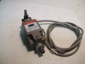 NUOVO HONEYWELL SDS-C2-GLHT81A2A LIMITE ROTANTE SW CON CAVO 4' TURCK U2445-1 M12 P5149 - Foto 1 di 7