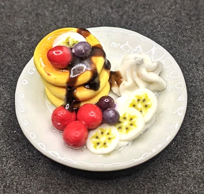 Panqueques miniatura hechos a mano para casa de muñecas con frutas chocolate y crema 1:12 Foto 1 de 3