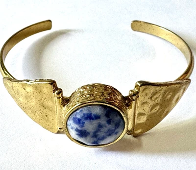 Brazalete Brazalete Abierto Brutalista Piedra Sodalita Tono Dorado Martillado Geométrico Foto 1 de 4