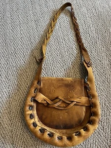 Borsa da sella vintage anni 60 fatta a mano in pelle con cinturino intrecciato. Tuck In Front. Fiori - Foto 1 di 15