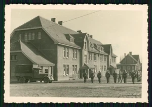 2x Foto Soldaten Wehrmacht in der Kaserne ? Appell Fahrzeug uvm. - Picture 1 of 4