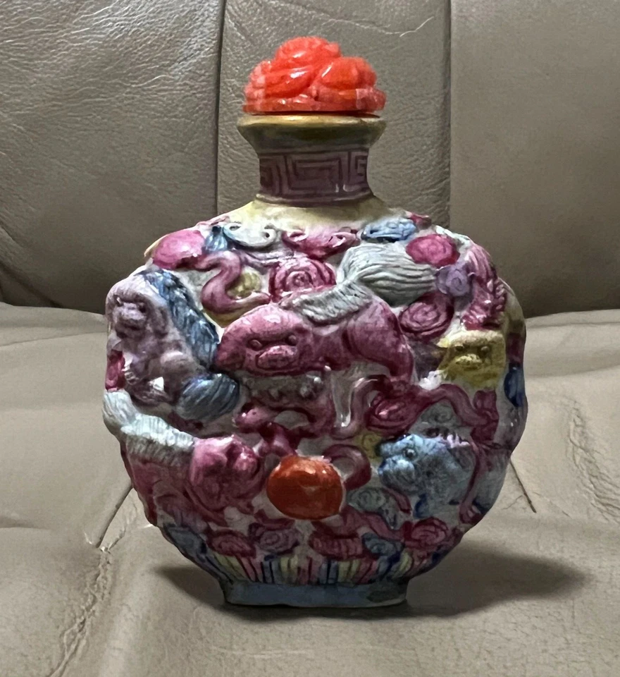 FAMILLE ROSE, Garrafa de Rapé de Porcelana Esmaltada Moldada, Marca Qianlong, B34 - Imagem 1 de 4