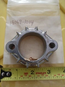 Abrazadera porta tubo silenciador escape Kawasaki NOS se adapta a muchos modelos 18069-1014 - Imagen 1 de 4