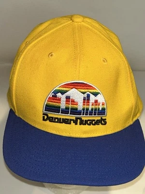 GORRA DE BALONCESTO DENVER NUGGETS MITCHELL & NESS NBA SNAPBACK AMARILLO AZUL Foto 1 de 4