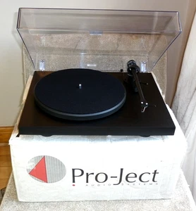 Audiophile Pro-Ject Debut III Full Manual Belt Drive Turntable System - Boxed - Picture 1 of 24