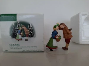 Dept 56 ""Under The Mistletoe"" New England Village Series 56.56631 - Imagen 1 de 4
