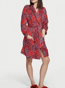 VICTORIAS SECRET Bata XS S ACOGEDOR CORTO Lápiz Labial Cuadros Rosa Rojo Vellón Suave Nuevo con Etiquetas - Imagen 1 de 7