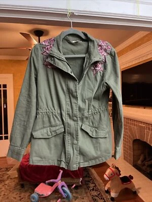 Chaqueta Mi Ami Mujer Pequeña Verde Ejército Bordada Rosa Hombros Foto 1 de 4