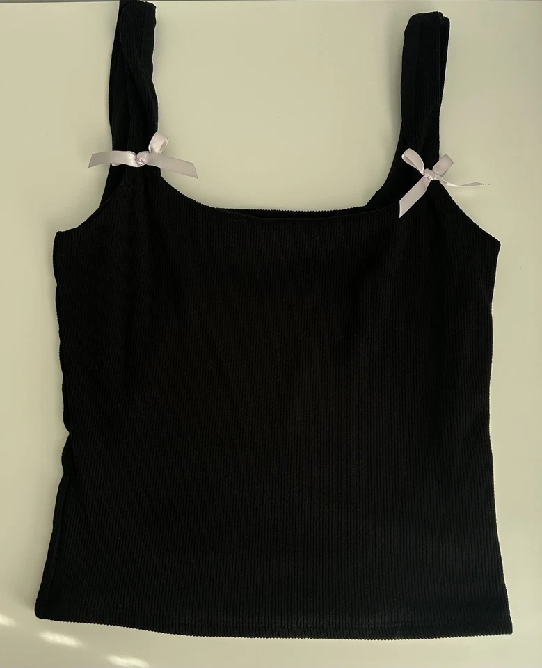 Camiseta sin mangas Coquette estética negra con bailarina cinta rosa tela gruesa Foto 1 de 4