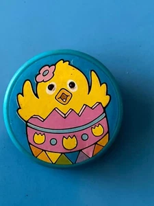 Plastic tony #5007 easter egg chick electric pin pinback - Imagen 1 de 4