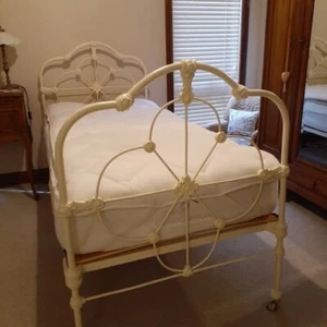 original antique cast-iron single bed, painted white, decorative scrolling - Picture 1 of 7