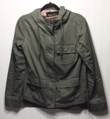Chaqueta de algodón MADDEN NYC para mujer talla pequeña asimétrica con capucha verde oliva Foto 1 de 4