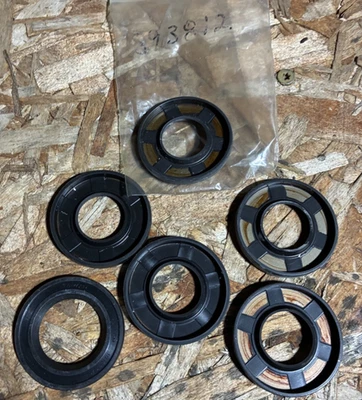 (2) Briggs & Stratton 393812 Crankshaft Oil Seals - Image 1 of 2