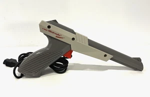 OFFICIAL NINTENDO NES-005 GRAY WIRED LIGHT GUN ZAPPER CONTROLLER FOR NES 1985 - Picture 1 of 9