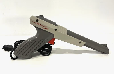 OFFICIAL NINTENDO NES-005 GRAY WIRED LIGHT GUN ZAPPER CONTROLLER FOR NES 1985 - Image 1 of 4