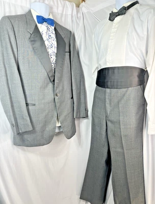 Esmoquin De Colección Años 80 Dinastía Después de Seis Gris 9 Piezas Abrigo Camisa Volantes Pantalones Corbata 46L Foto 1 de 4