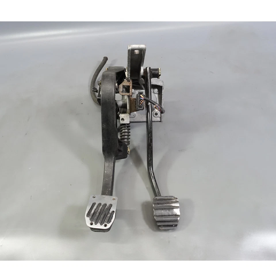 Conjunto de pedal de freno de embrague dañado BMW E36 serie 3 Z3 1997-2000 con resorte OEM Foto 1 de 4