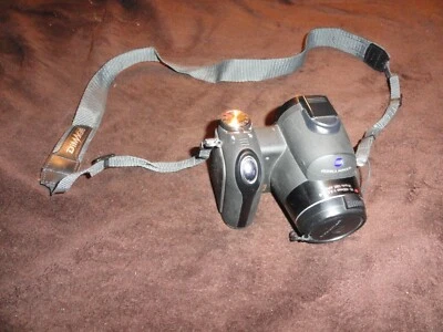 Konica Minolta Dimage Z5 5.0MP Digital Camera - Image 1 of 4