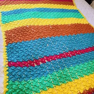 Vintage Handarbeit gehäkelt Afghan Decke Überwurf bunt 56 x 36 blau gelb hell - Bild 1 von 8