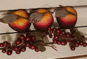 Vintage Lot Faux Obst Ornamente, 3 Perlen gezuckerte Äpfel, 2 Set rote Beeren - Bild 1 von 5