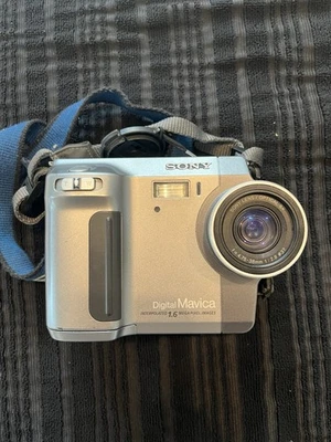 Sony Mavica MVC-FD90 1.6MP Digital Camera .Silver  With Cords, Manual And Bag - Image 1 of 4