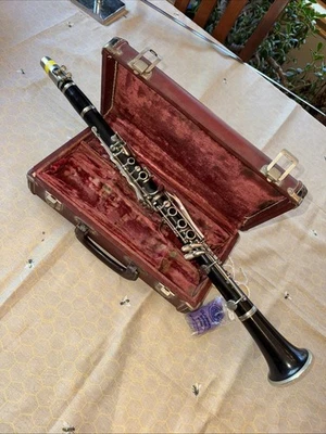 Clarinete de madera Conn Director EE. UU. y estuche vintage sin llaves Foto 1 de 4