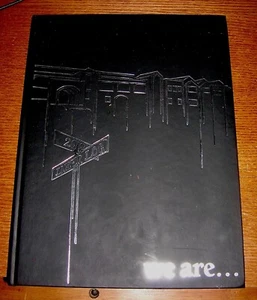 2012 LAKE OSWEGO HIGH SCHOOL Laker Log YEARBOOK OREGON No Writing - Picture 1 of 1