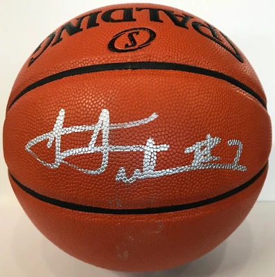 Baloncesto Spalding firmado por Jared Sullinger Foto 1 de 2