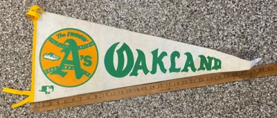 BANDERÍN VINTAGE AÑOS 70 THE SWINGIN’ A’s Oakland Athletics 30” ¡muy raro con corbatas! Foto 1 de 4