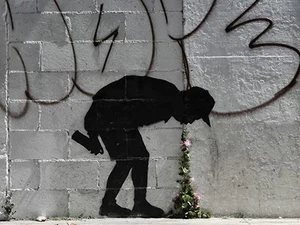 BANKSY BESSER AUS ALS IN - LEINWAND oder DRUCK WANDKUNST - Bild 1 von 1