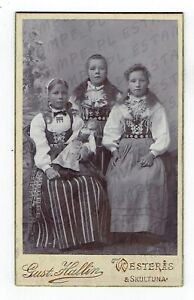Photo CDV filles avec poupée jouet costume traditionnel Westeras & Skultuna Suède (9151)