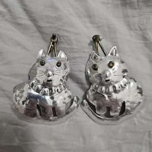 Pendientes colgantes de aluminio y latón martillados de la década de 1980 gatito gato peirced arte hecho a mano - Imagen 1 de 6