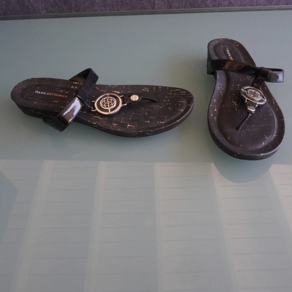 Sandalia Tanga Mujer Dana Buchman – Negra, Plateada Detalle Logo - 8.5M Informal Chic Foto 1 de 4