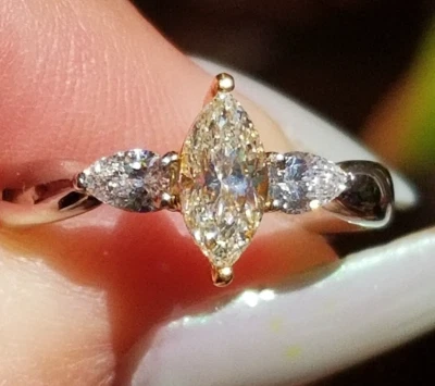 Precioso anillo de platino y 18k con detalles de pera y diamantes marquesa amarillo claro Foto 1 de 4