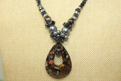 Collar con cuentas de perlas de imitación de vidrio artístico Millefiori de tono plateado ERICA LYONS Foto 1 de 4